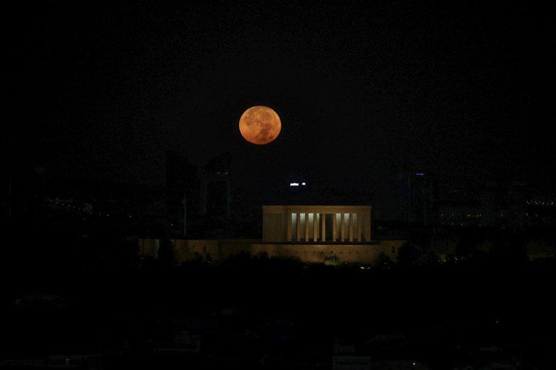 Ankara'da dolunay Anıtkabir'i aydınlattı