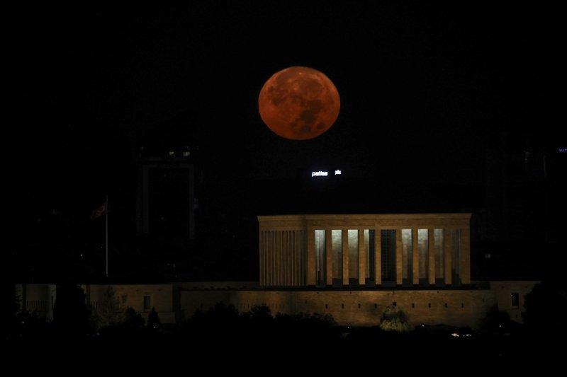 Ankara'da dolunay Anıtkabir'i aydınlattı