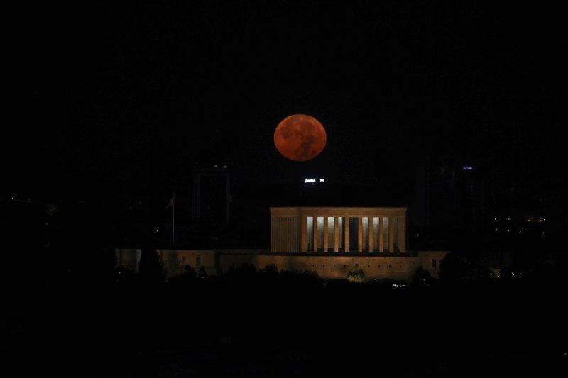 Ankara'da dolunay Anıtkabir'i aydınlattı