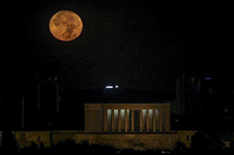 Ankara'da dolunay Anıtkabir'i aydınlattı