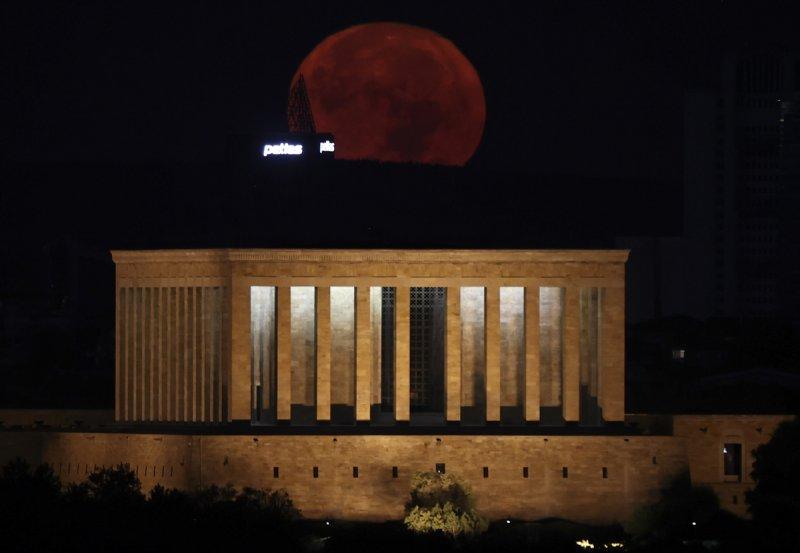 Ankara'da dolunay Anıtkabir'i aydınlattı