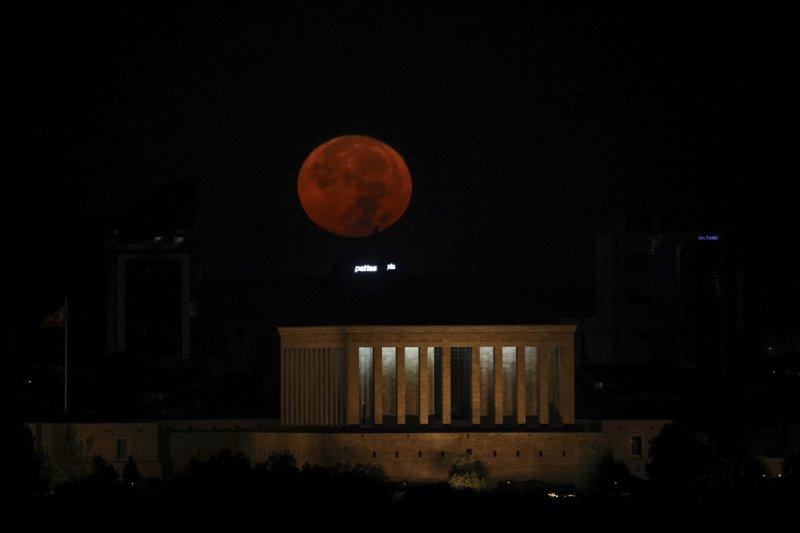 Ankara'da dolunay Anıtkabir'i aydınlattı