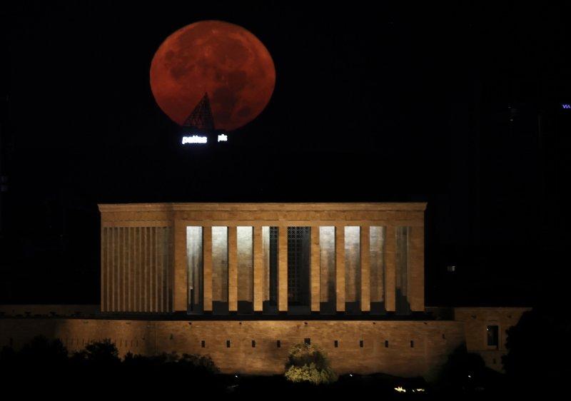 Ankara'da dolunay Anıtkabir'i aydınlattı