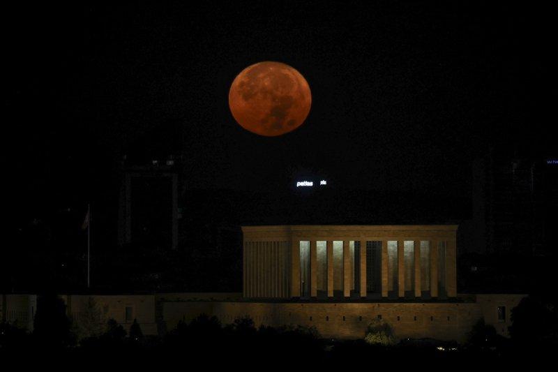 Ankara'da dolunay Anıtkabir'i aydınlattı