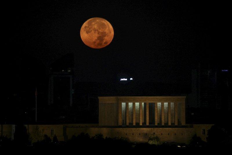 Ankara'da dolunay Anıtkabir'i aydınlattı