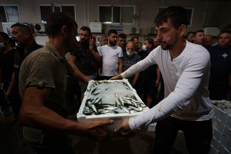 Balıklar, tezgahlardaki yerlerini aldı