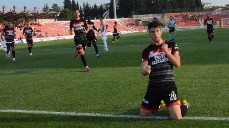 4 büyüklerden giden oyuncular