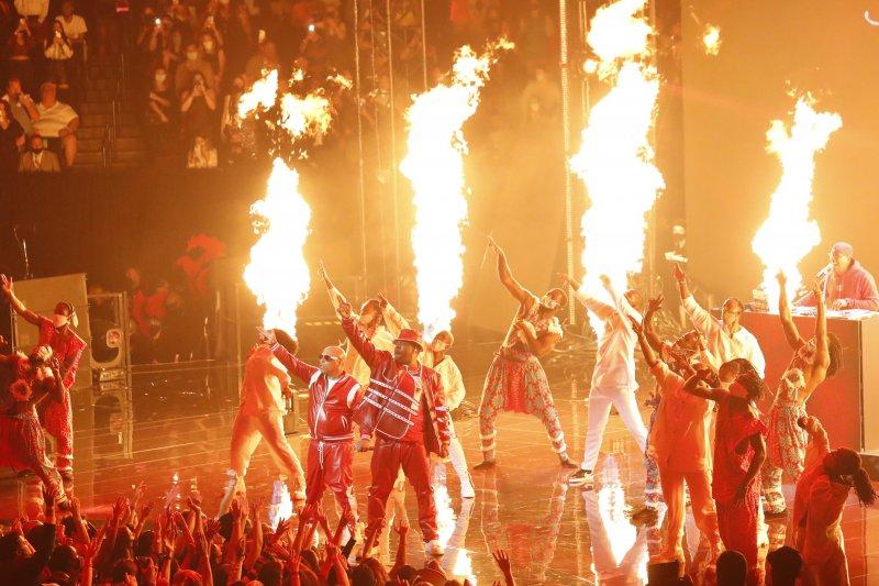 MTV Müzik Ödülleri'nde kırmızı halı şıklığı