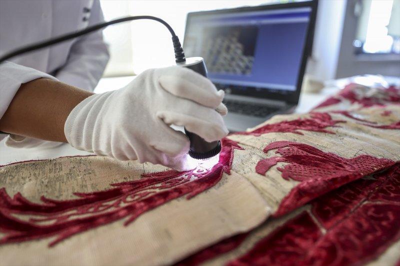 Kanuni Sultan Süleyman'ın tören kaftanına restorasyon