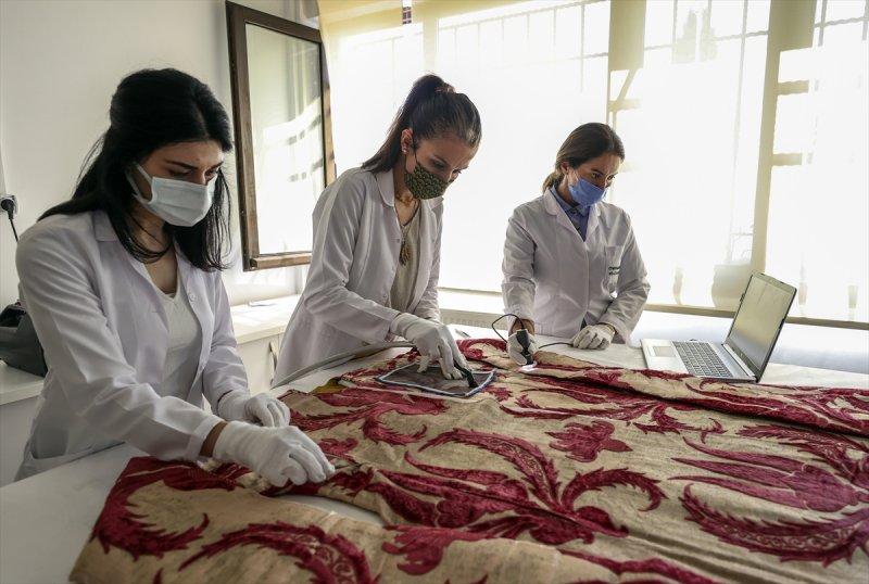 Kanuni Sultan Süleyman'ın tören kaftanına restorasyon