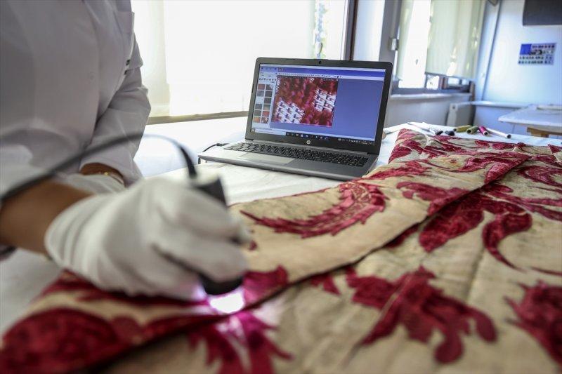 Kanuni Sultan Süleyman'ın tören kaftanına restorasyon