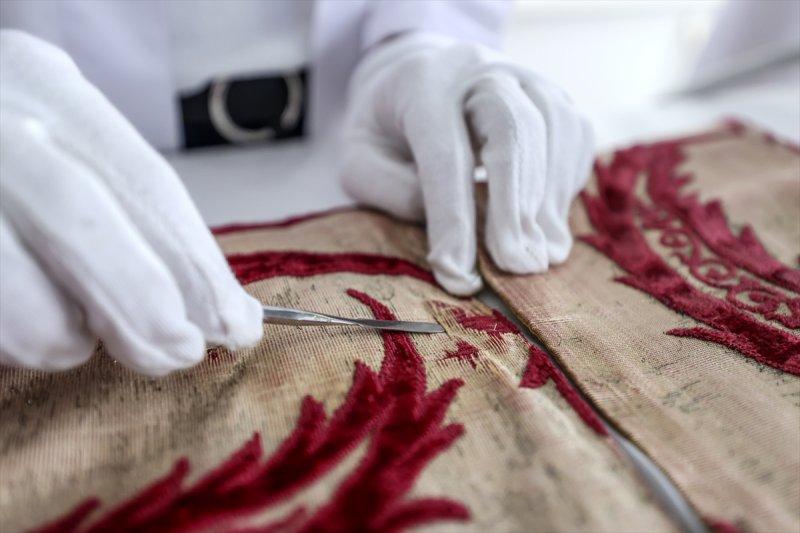Kanuni Sultan Süleyman'ın tören kaftanına restorasyon