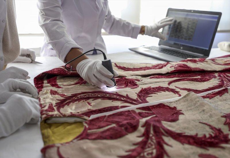 Kanuni Sultan Süleyman'ın tören kaftanına restorasyon