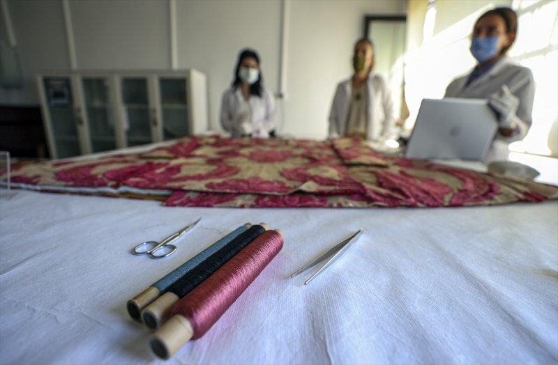 Kanuni Sultan Süleyman'ın tören kaftanına restorasyon