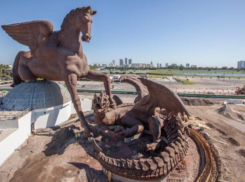 30 metrelik at heykeli: Pegasus ve Dragon