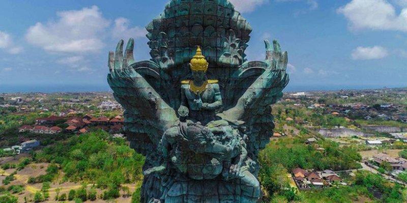 Bir garip heykel: GARUDA WISNU KENCANA