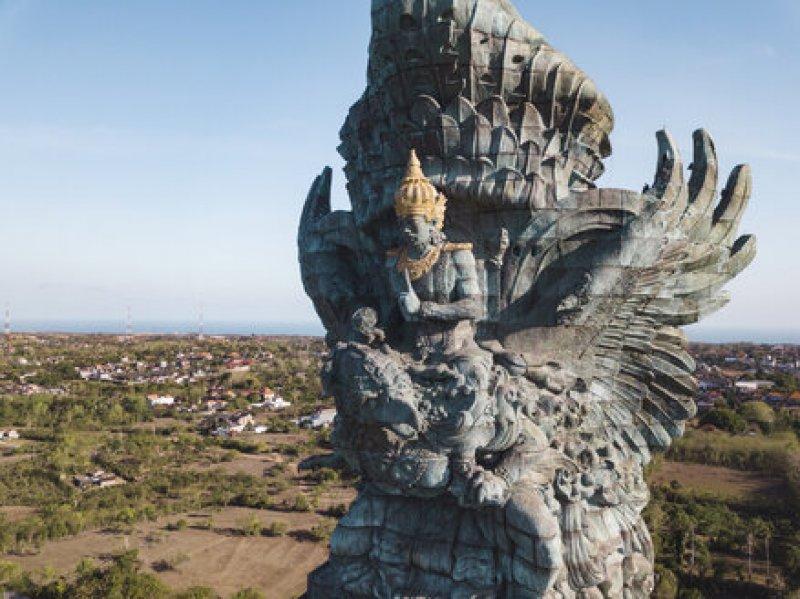 Bir garip heykel: GARUDA WISNU KENCANA