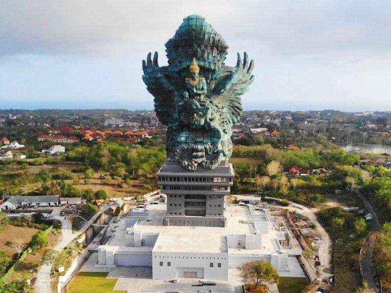 Bir garip heykel: GARUDA WISNU KENCANA
