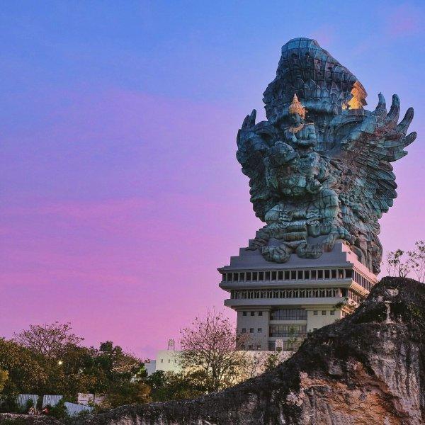 Bir garip heykel: GARUDA WISNU KENCANA