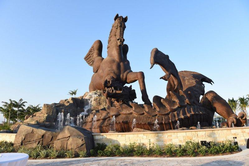 30 metrelik at heykeli: Pegasus ve Dragon