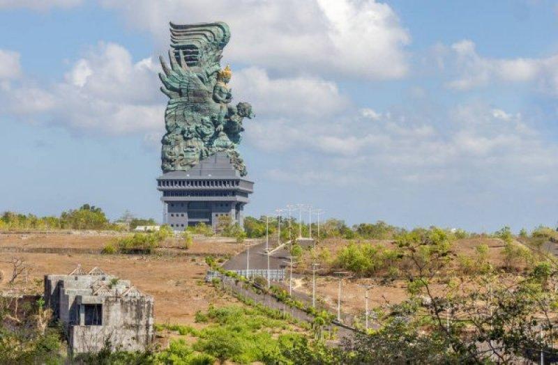 Bir garip heykel: GARUDA WISNU KENCANA