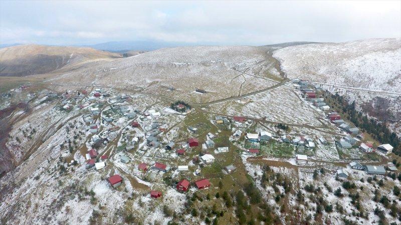Düzce'de 1830 rakımlı Kardüz Yaylası'na kar yağdı