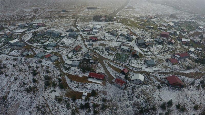 Düzce'de 1830 rakımlı Kardüz Yaylası'na kar yağdı