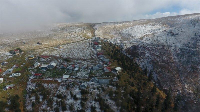 Düzce'de 1830 rakımlı Kardüz Yaylası'na kar yağdı