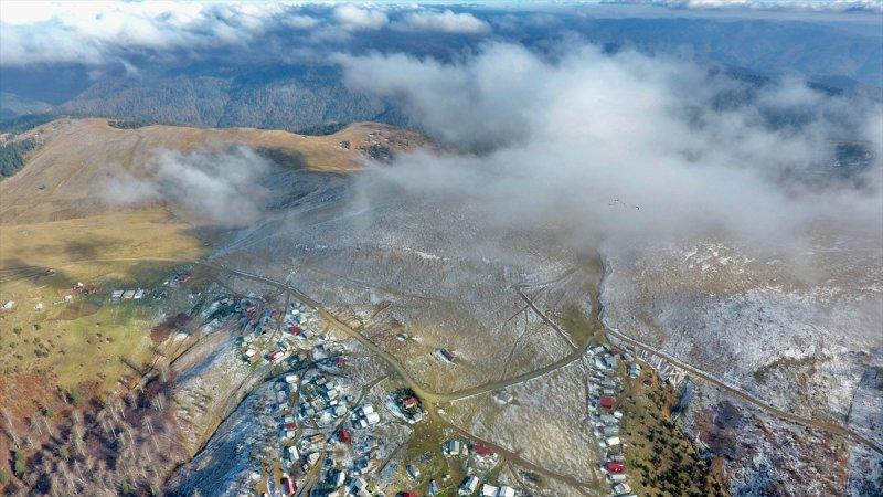 Düzce'de 1830 rakımlı Kardüz Yaylası'na kar yağdı