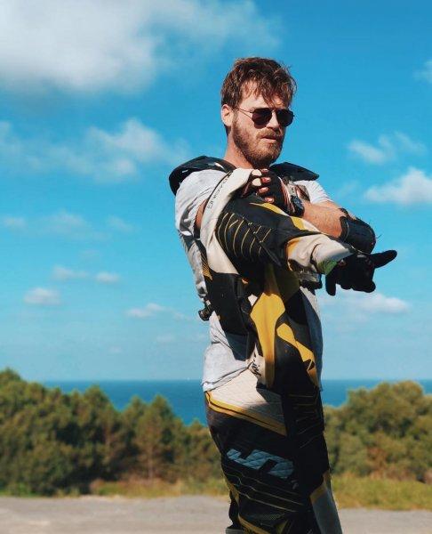 Kız kardeşiyle hayran bırakan Kıvanç Tatlıtuğ'un sosyal medya paylaşımları