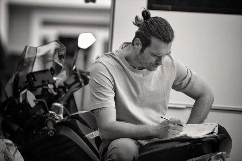 Kız kardeşiyle hayran bırakan Kıvanç Tatlıtuğ'un sosyal medya paylaşımları