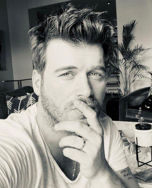 Kız kardeşiyle hayran bırakan Kıvanç Tatlıtuğ'un sosyal medya paylaşımları