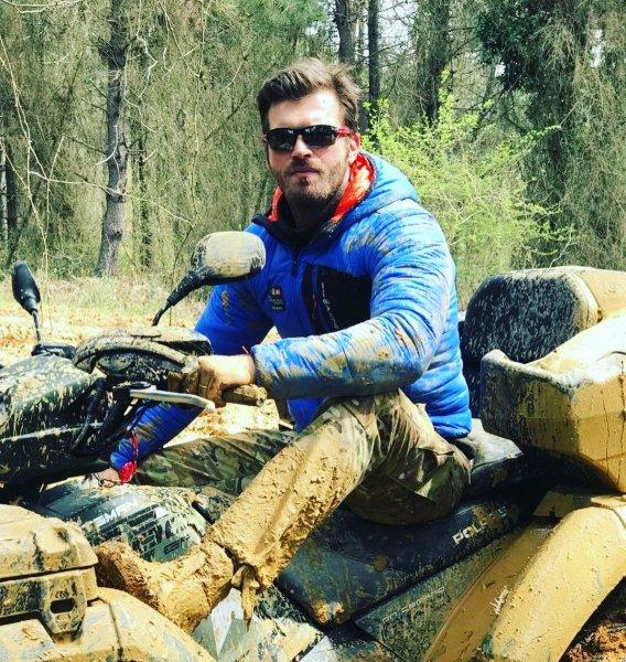 Kız kardeşiyle hayran bırakan Kıvanç Tatlıtuğ'un sosyal medya paylaşımları