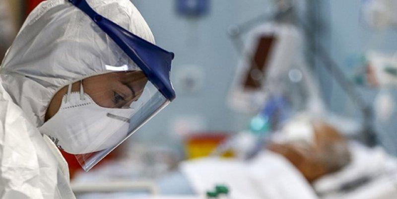 Sağlık çalışanlarının pandemi mesaisi devam ediyor