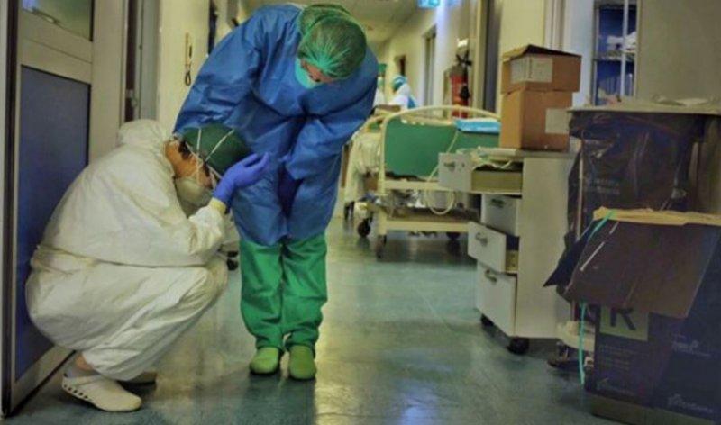 Sağlık çalışanlarının pandemi mesaisi devam ediyor