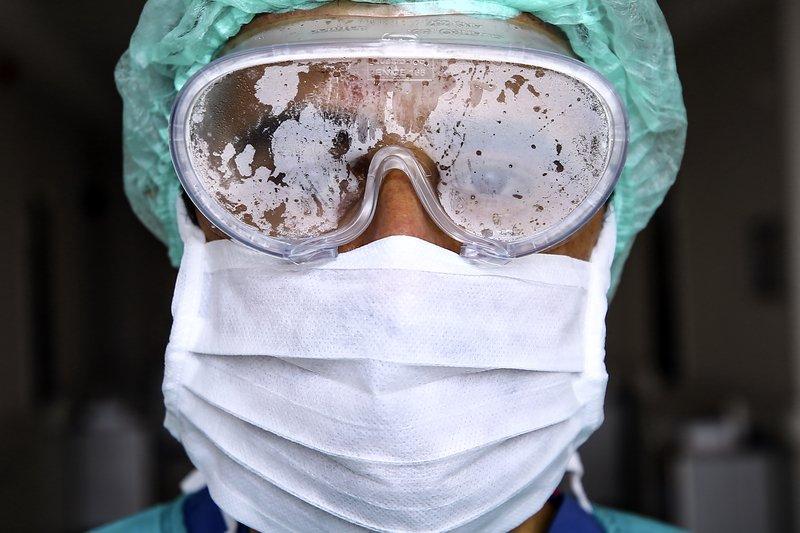 Sağlık çalışanlarının pandemi mesaisi devam ediyor