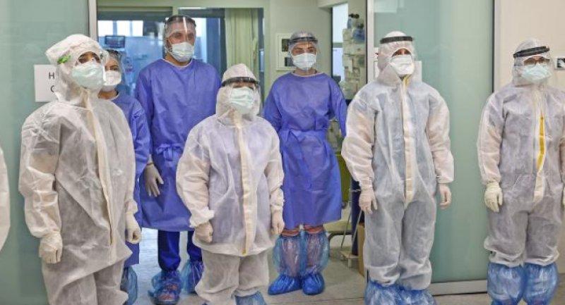 Sağlık çalışanlarının pandemi mesaisi devam ediyor