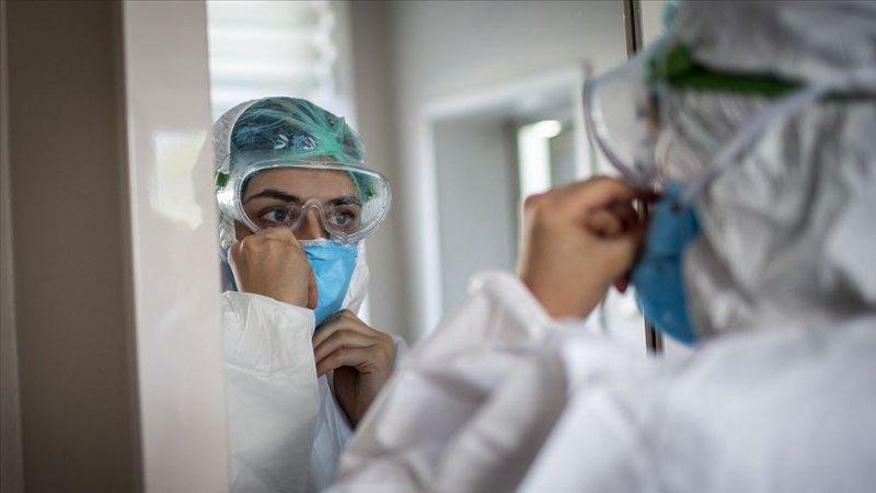 Sağlık çalışanlarının pandemi mesaisi devam ediyor