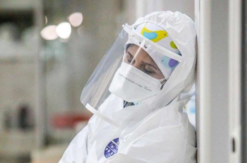 Sağlık çalışanlarının pandemi mesaisi devam ediyor