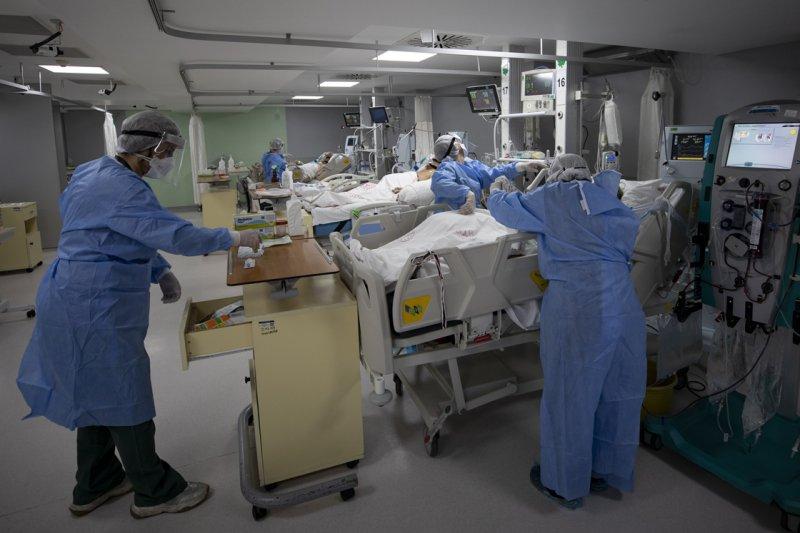 Sağlık çalışanlarının pandemi mesaisi devam ediyor