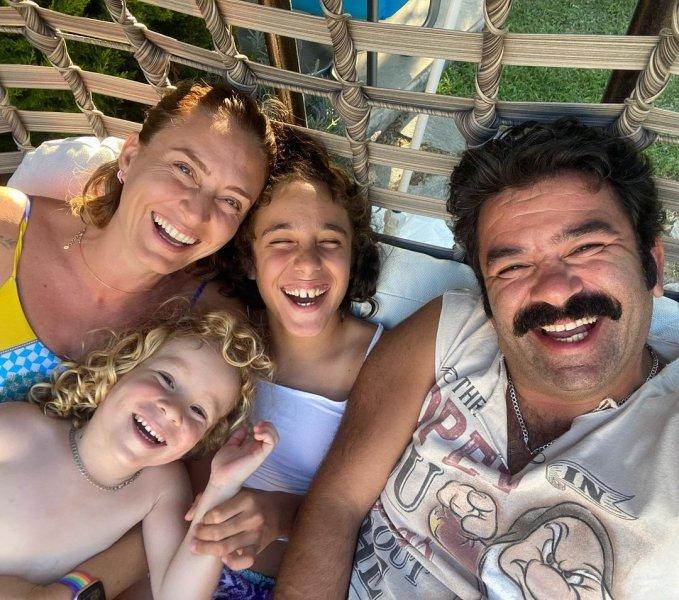 Ceyda Düvenci ile evli olan Bülent Şakrak'ın sosyal medya paylaşımları