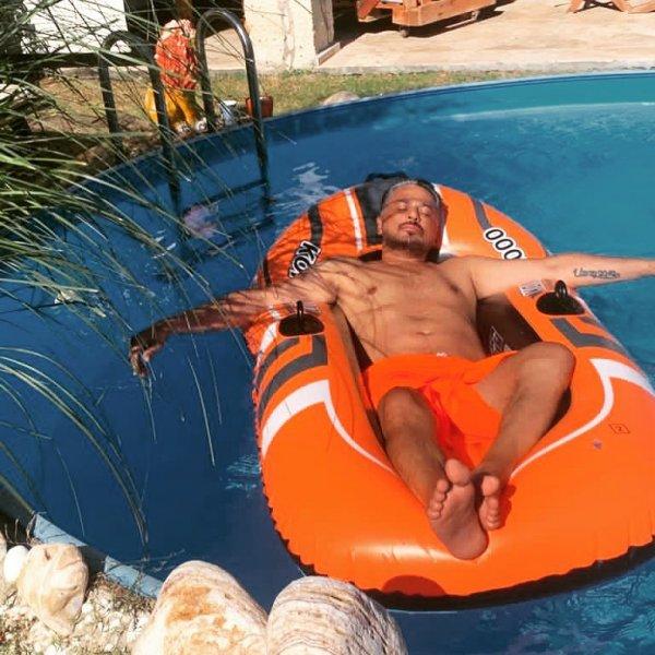 Kırmızı Oda'nın kadrosuna dahil olan Emre Altuğ'un sosyal medya paylaşımları