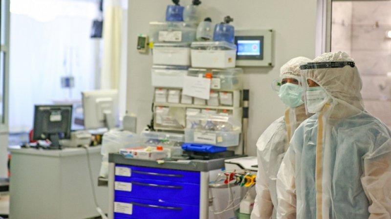 Sağlık çalışanlarının pandemi mesaisi devam ediyor