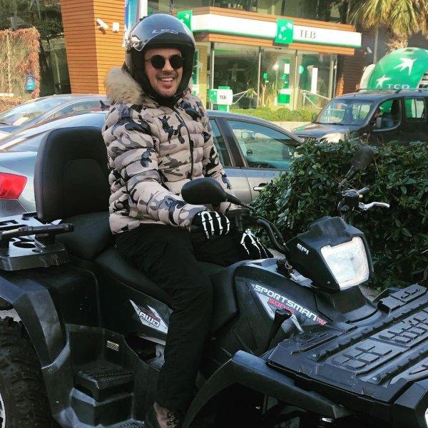 Kırmızı Oda'nın kadrosuna dahil olan Emre Altuğ'un sosyal medya paylaşımları