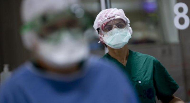 Sağlık çalışanlarının pandemi mesaisi devam ediyor