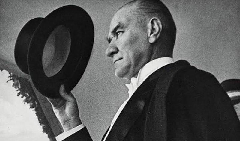 Ünlü isimlerin '29 Ekim Cumhuriyet Bayramı' paylaşımları