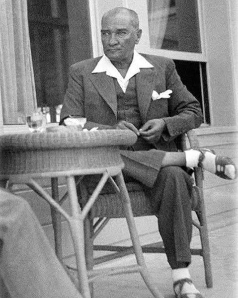 Ünlü isimlerin '29 Ekim Cumhuriyet Bayramı' paylaşımları