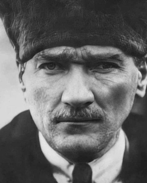 Ünlü isimlerin '29 Ekim Cumhuriyet Bayramı' paylaşımları