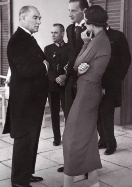 Ünlü isimlerin '29 Ekim Cumhuriyet Bayramı' paylaşımları