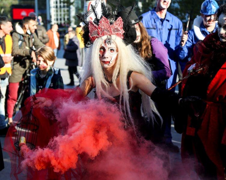 Belgrad'da Zombi Yürüyüşü